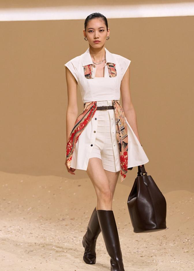 الأوشحة الحريرية… قطعة متعددة الاستخدامات‎ ‎تعود بأساليب تنسيق عصرية في صيف 2026‏