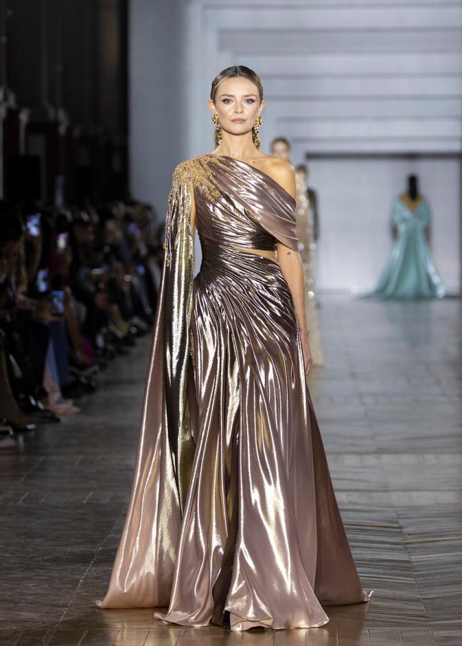 فستان بقماش براق ولون مميز من تصميم طوني ورد