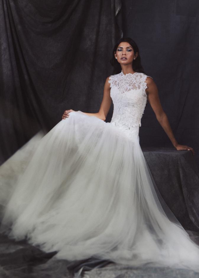 فستان زفاف بياقة علية توقيع ناديا مانجريز