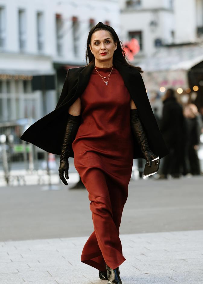 فستان طويل مع بليزر أنيق من شوارع باريس