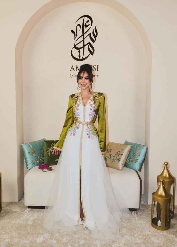 قفطان مطرز بالورود من بسمة بوسيل