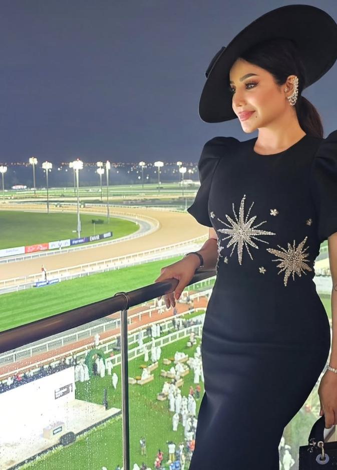 لجين عمران بفستان كلاسيكي ميدي باللون الأسود