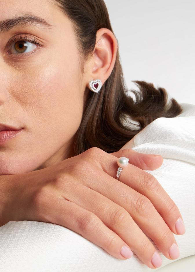 مجوهرات اللؤلؤ الناعمة تعكس أجواء الربيع الأنثوية