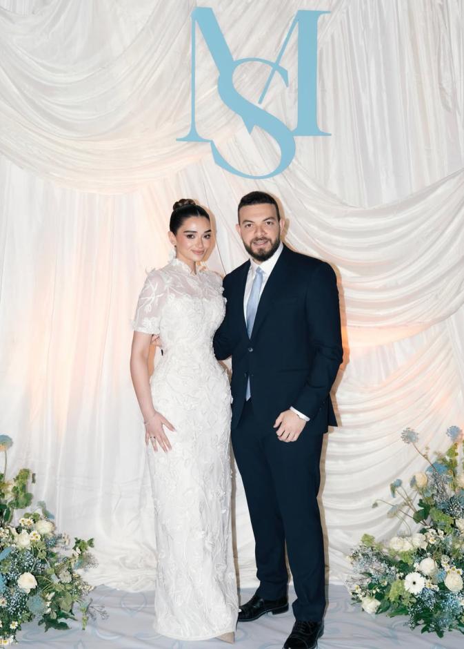 ملك أحمد زاهر بثوب أبيض وتطريزات من الورود والفراشات