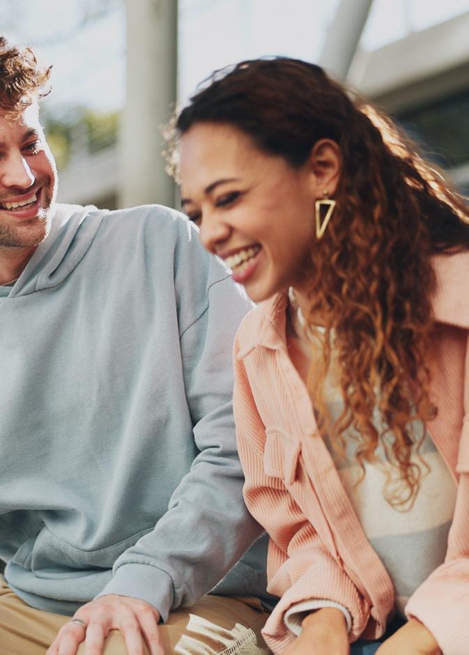 من علامات الرجل الصحي عاطفيًا شعورك معه بالراحة والأمان