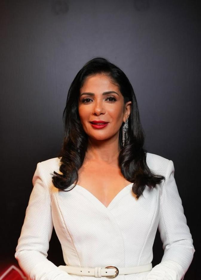 الفنانة منى زكي بفستان أبيض