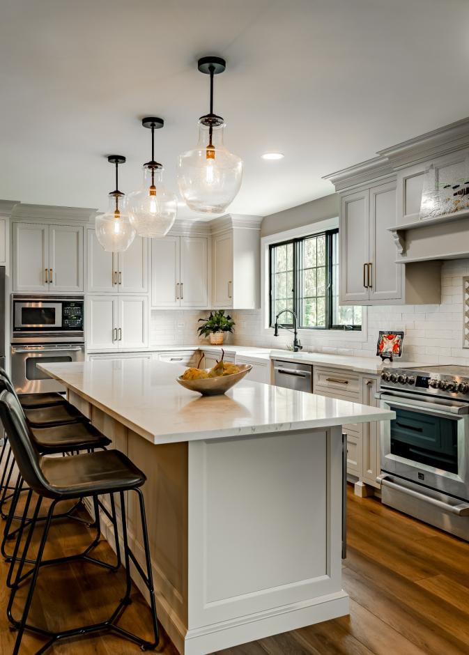 يجمع المطبخ على شكل حرف L بين الكفاءة والجمالية