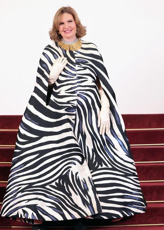 يسرا بثوب فضفاض المطبوع بخطوط الزيبرا السوداء