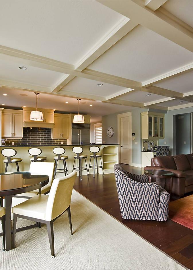 يمكن لسجادة واحدة أن تحدد مساحة المعيشة، بينما تؤطر قطعة أخرى طاولة الطعام والكراسي