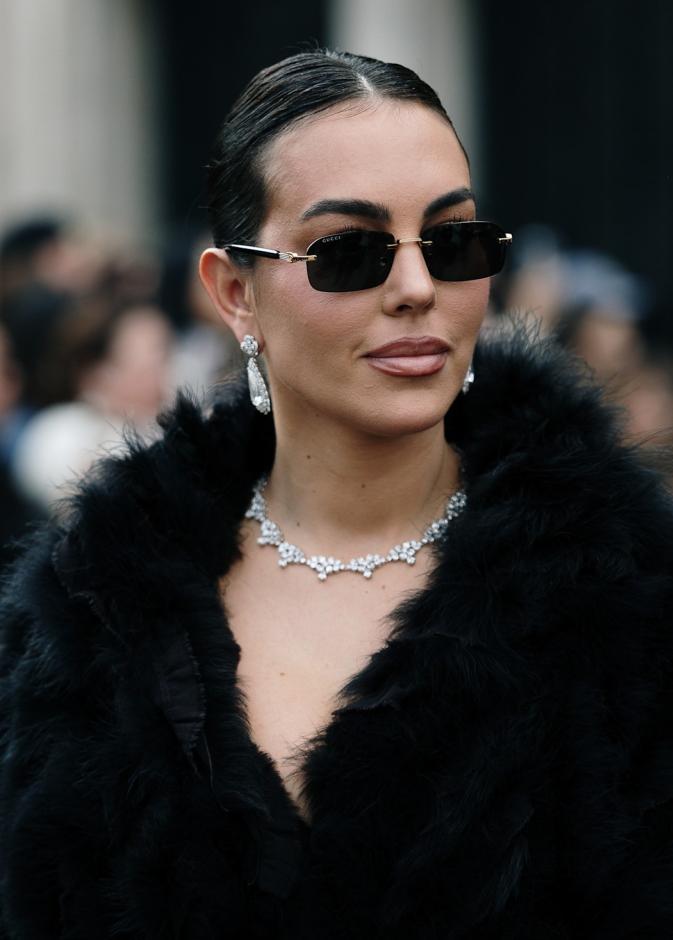 أحمر الشفاه الغلوسي بأسلوب جورجينا رودريغز في شوارع ميلانو