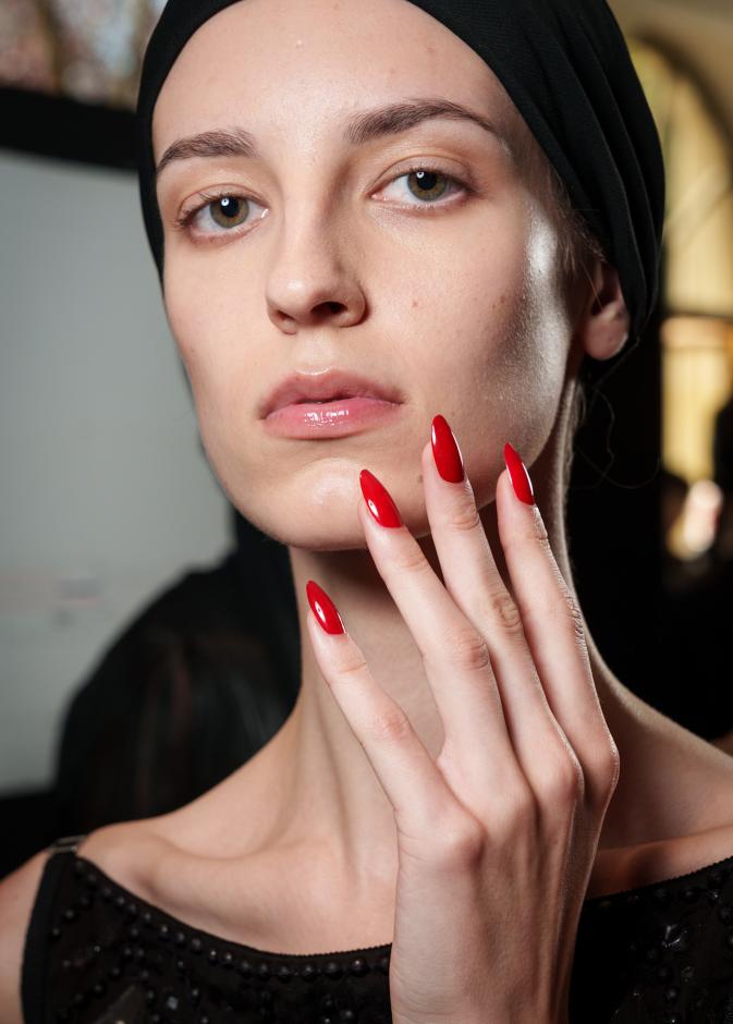 ألوان مناكير حمراء بأسلوب مميز  من دار Lanvin