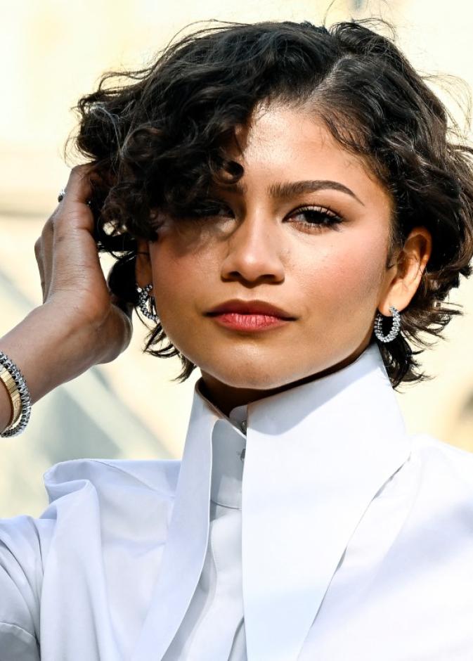  إطلالةZendaya بتسريحة الشعر القصيرة في باريس في عرض أزياء Louis Vuitton