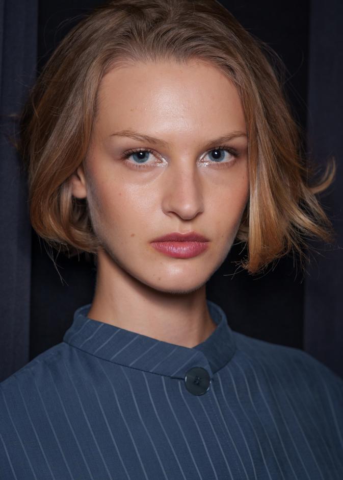 الاستعانة بأقلام الليب باتر على الشفاه من دار Emporio Armani