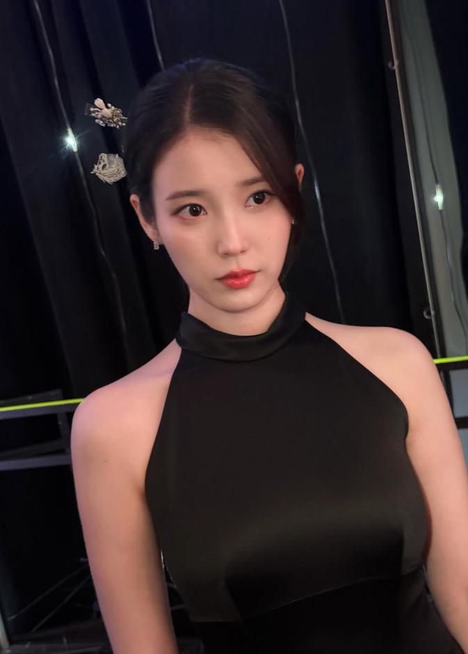 1 رئيسية الفنانة الكورية IU (آيو)