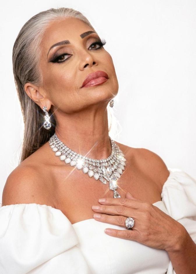 تألقت سوسن بدر بالشعر الأبيض وأعطت مثال للثقة بالنفس