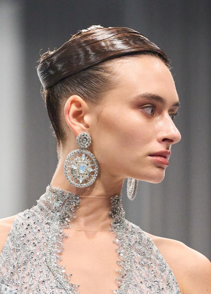 تسريحات الشعر المبلل مع الخصل الهندسية بأسلوب Erick Bendana