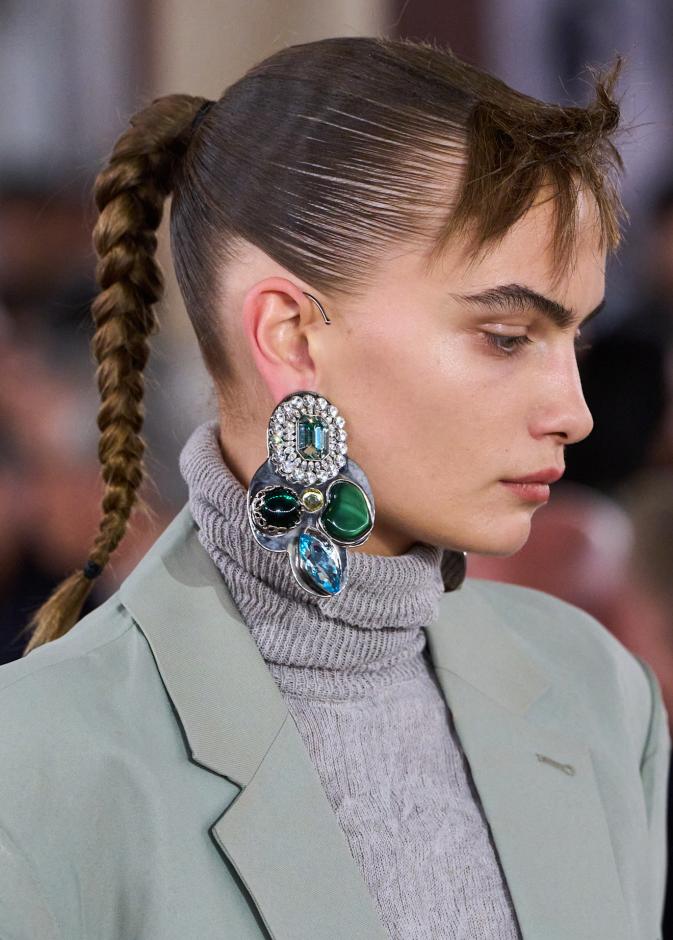 تسريحات الشعر المبللة مع ذيل الحصان من دار Acne Studios