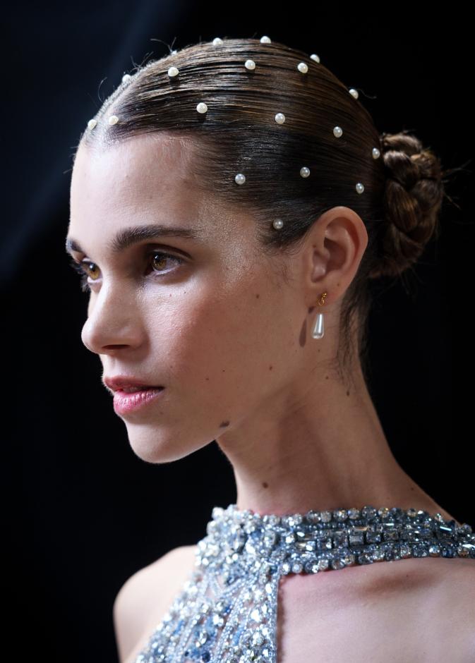  تسريحات شعر الكعكة مع الاكسسوار من دار Zuhair Murad