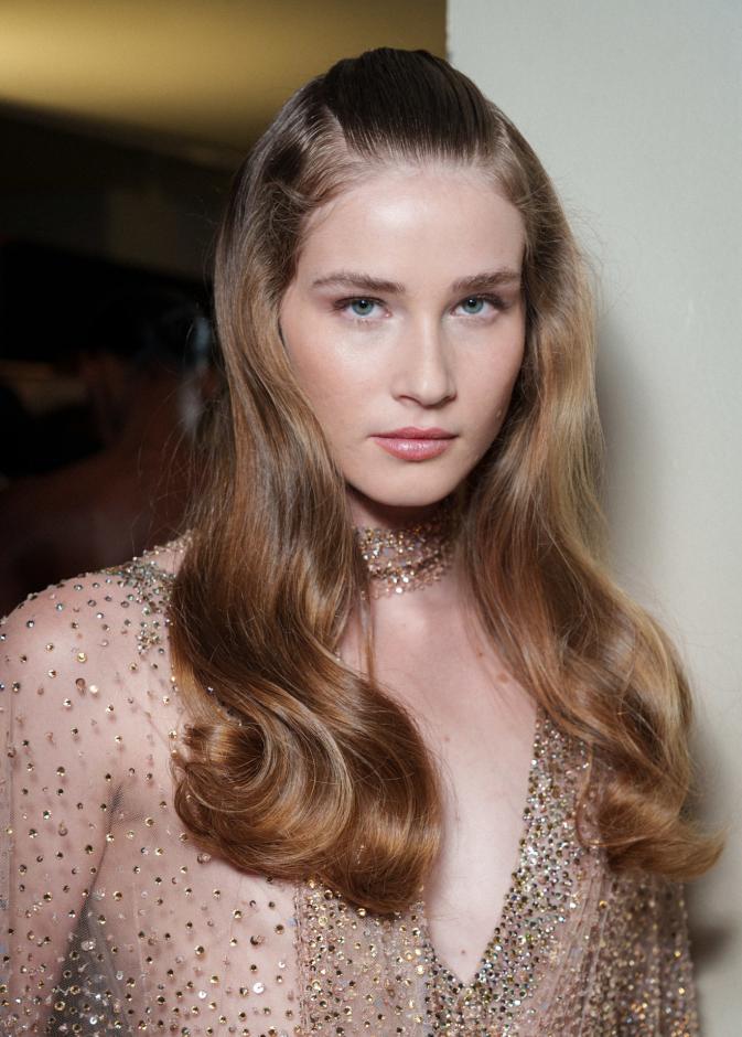 تسريحات شعر ويفي مع الخصل النصفية من دار Elie Saab