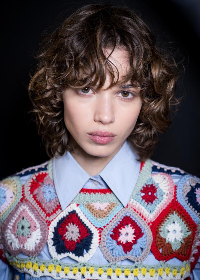 تسريحة الشعر القصير والمتموج من دار Stella McCartney