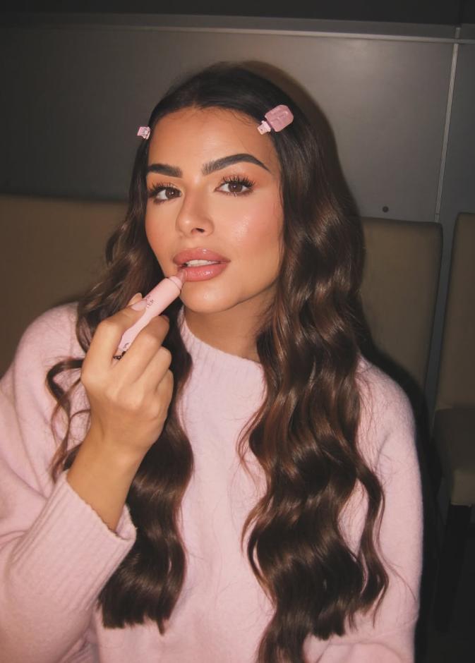 تفضل هنادي مهنا مظهر الشفاه الصحية اللامعة 