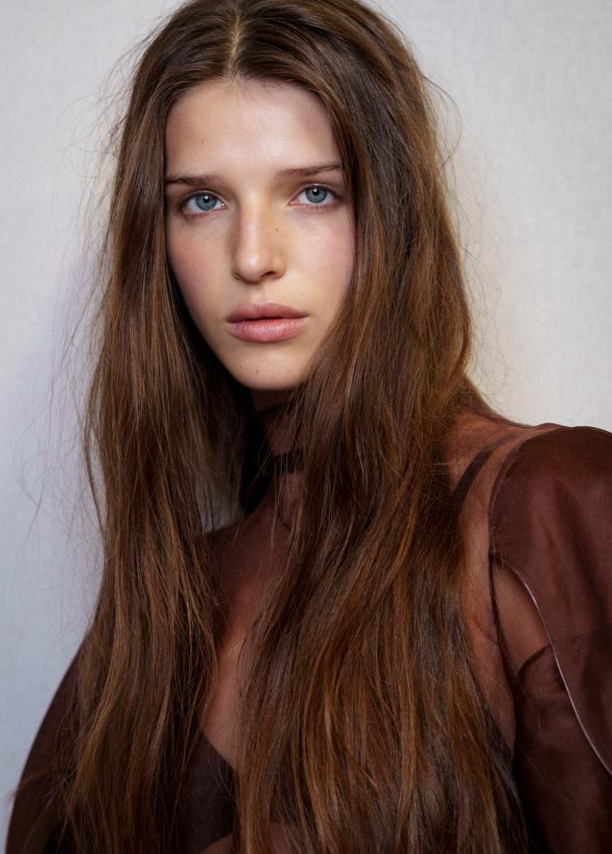 سيروم الشعر أساسي للعناية بالخصل من دار Aje