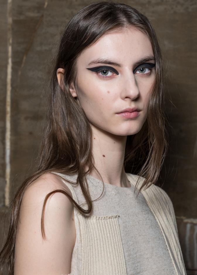 صيحة الخطوط السوداء مع التموجات المات من دار Mossi