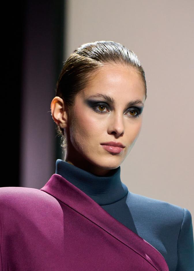 صيحة الظلال الكحلية الداكنة من دار Pierre Cardin