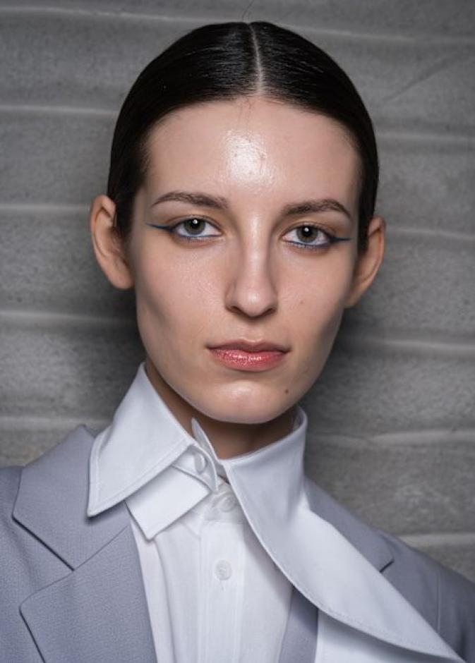 عارضة دار Moschino