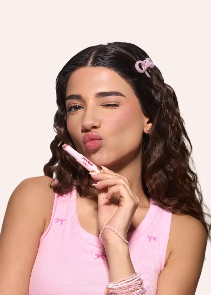 كشفت نارين عمارة، صانعة المحتوى ومؤسسة علامة Narins Beauty، عن أولى منتجات العلامة تحت اسم BunBun Lip Jelly Tint