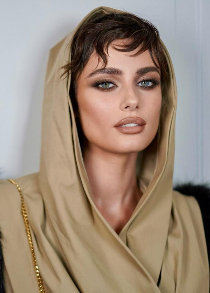 مكياج برونزي ساحر بأسلوب الجميلة Taylor Hill