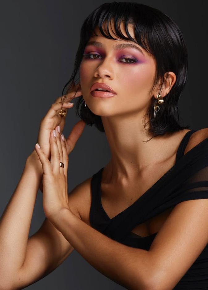 مكياج زهري مدموج مع البنفسجي بأسلوب Zendaya