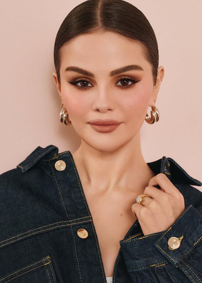 مكياج عيون مشرق بالظلال البنبة المات على طريقة Selena Gomez