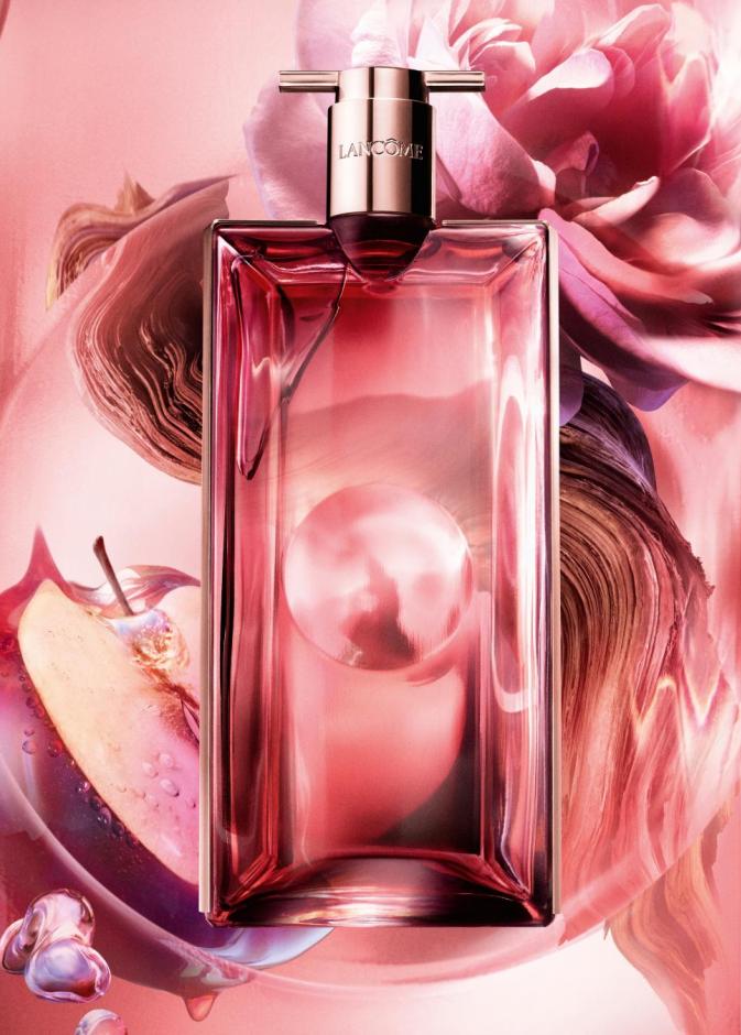 يتميّز عطر إيدول باور بتوليفة عطرية آسرة من الورد وخشب الصندل