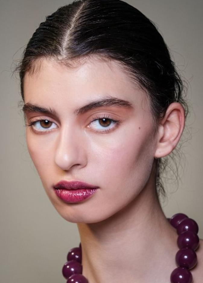 لماذا أصبح زيت الحلبة الخيار الذكي لروتين العناية الليلي؟