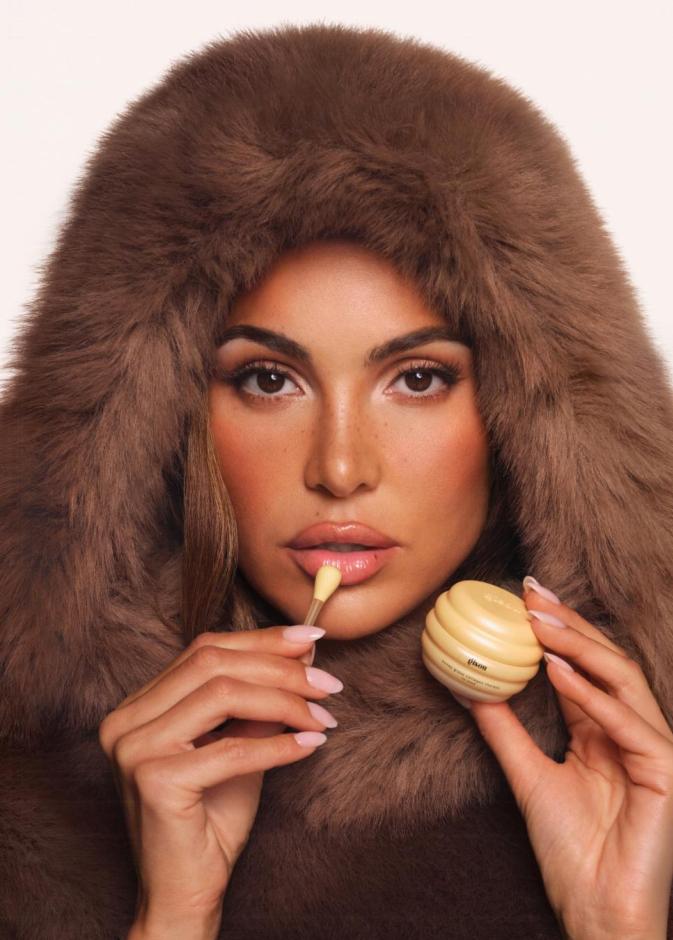 تكشف غيزو عن أحدث ابتكاراتها الجماليّة، قناع الشفاه هوني غلايز كولاجين ثيرابي ليب ماسك Honey Glaze Collagen Therapy Lip Mask، وهو حلّ متكامل يوفّر ترطيبًا عميقًا