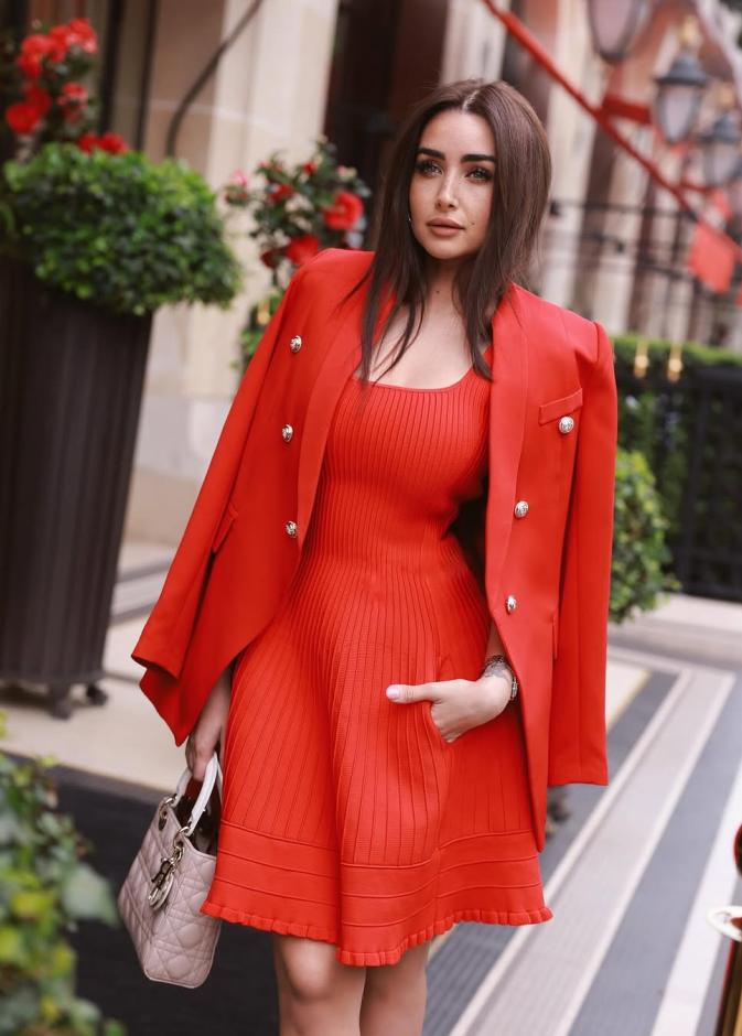 إطلالات نهارية أنيقة للمرأة الشابة تناسب تقّلب الطقس في موسم الربيع على خطى هنا الزاهد