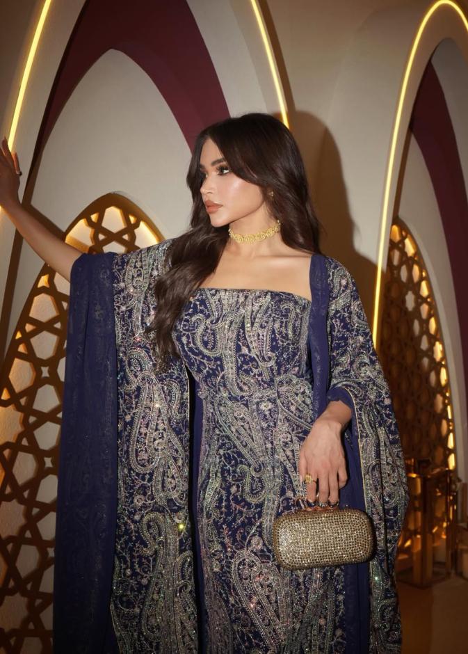 إطلالات باللون الكحلي لسهرات رمضان 2026 مستوحاة من النجمات