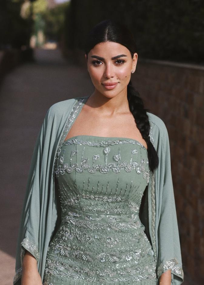 أناقة كارولين عزمي خارج الشاشة… إطلالات رمضانية بين الفخامة والبساطة