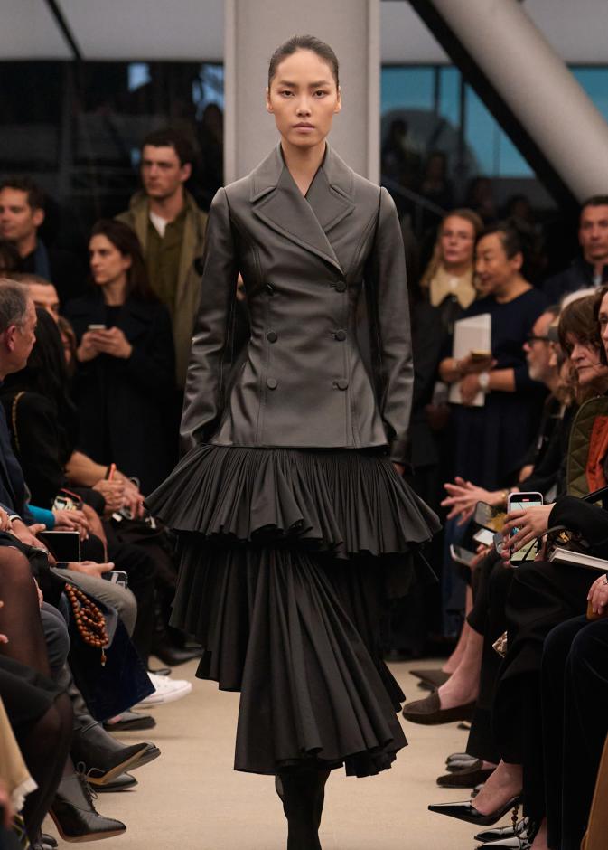 قاموس أناقة Alaïa الخالدة من توقيع بيتر مولييه في مجموعة خريف و شتاء 2026