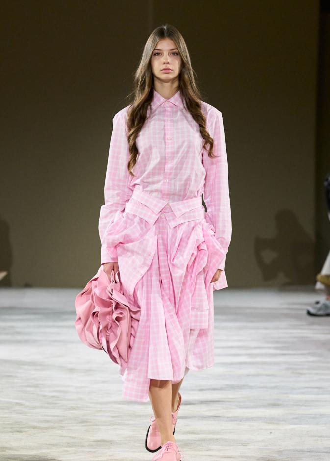 موضة القمصان الملونة بقصات مريحة