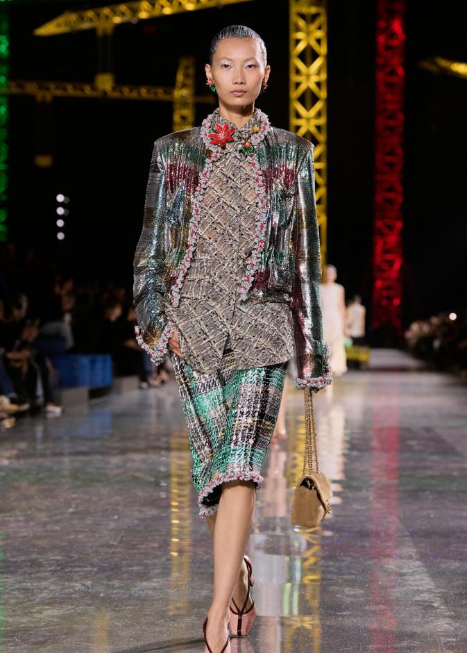 اختلاف النهار والليل في رؤية بلازي  من الأناقة الوظيفية إلى البريق الاحتفالي في مجموعة Chanel خريف وشتاء 2026 للملابس الجاهزة