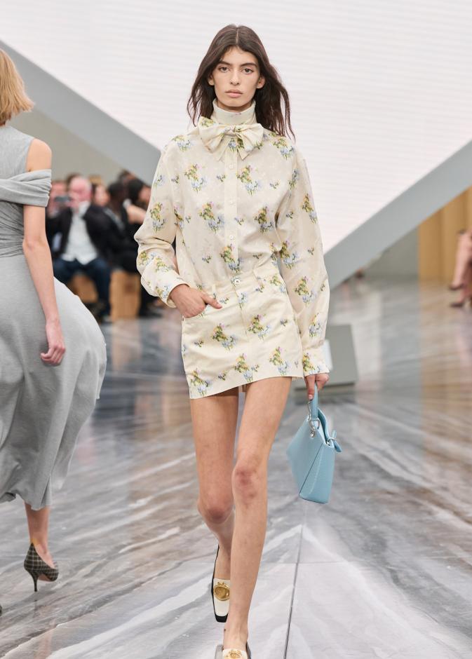 أناقة لامتناهية في إطلالة النقشات الوردية من Christian Dior 