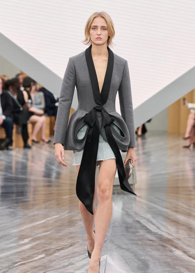 من حقبة الخمسينات يعود البليزر محدد الخصر لموضة صيف 2026