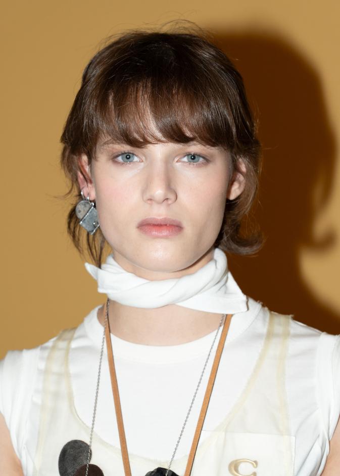 تسريحات الشعر الأنسب لك مع الغرة الأمامية