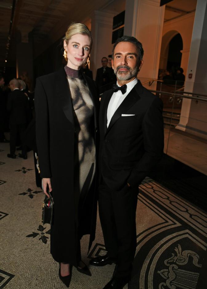 المدير الإبداعي لدار سكياباريلي، "دانيال روزبيري" وإليزابيث ديبيكي