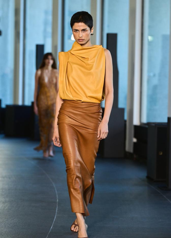 موضة التنورة الجلد الطويلة من Esber 