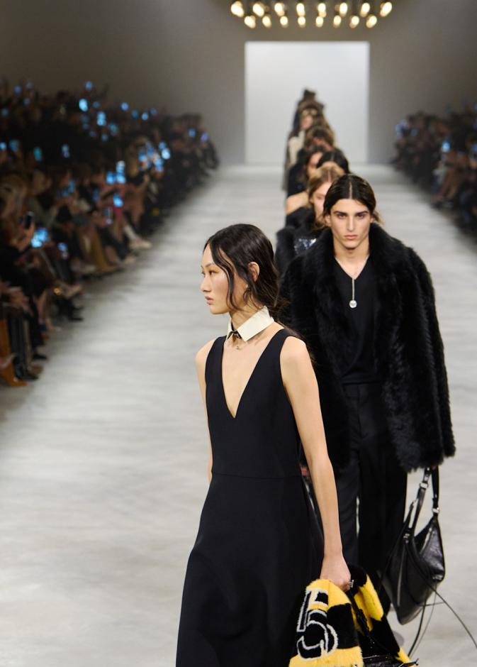 أسبوع ميلانو لموسم خريف 2026: حين تؤكد الحِرفة الإيطالية هيبتها وتعيد الدور الكبرى قراءة أرشيفها