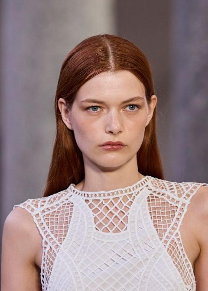 استعيدي لون شعرك الطبيعي ولمعانه مع الخل المنزلي