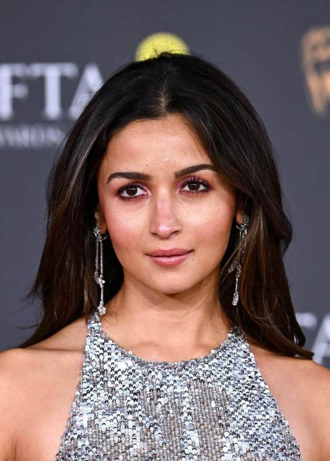 إطلالة عليا بهات بوهج المكياج الملون في بافتا 2026